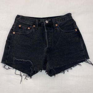Levi’s Mid Rise Shorts Black. Size 24